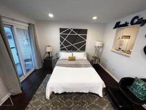 Кровать или кровати в номере Downtown Nashville Riverfront unit 762