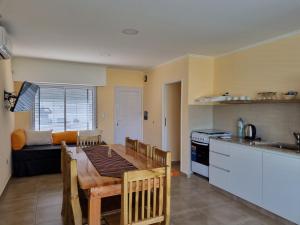 Kuchyň nebo kuchyňský kout v ubytování Departamentos Roque Pérez Norte + 22 fotografií