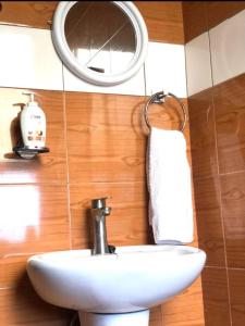 bagno con lavandino e specchio di Sarf travelers motel a Kasese