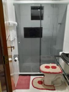 a bathroom with a shower with a toilet in it at Aconchego da Gil in Rio das Ostras