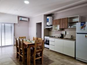 Kuchyň nebo kuchyňský kout v ubytování Departamentos Roque Pérez Norte