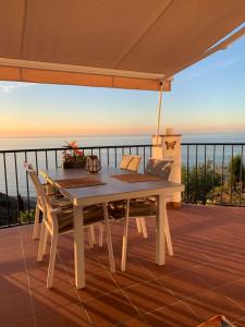 einen Tisch und Stühle auf einer Terrasse mit Meerblick in der Unterkunft Frontline Nerja-Torrox Costa - Ladera del mar 2 in Torrox Costa