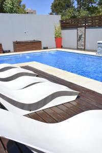 una piscina de diseño blanco y negro en Cheval Blanc en Villa Gesell