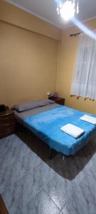 1 dormitorio con 1 cama grande con sábana azul en Real Fábrica del Conde de Aranda, en Alcora