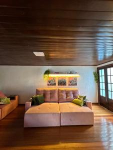 uma sala de estar com um sofá num quarto em 7 persons - 140 m2 - Sambódromo - LAPA - House - Casa - Netflix no Rio de Janeiro