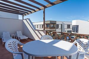 d'une terrasse avec une table et des chaises sur un balcon. dans l'établissement Playa Blanca Sunlight Apartment BY PVL, à Playa Blanca