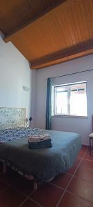 een slaapkamer met een bed en een raam erin bij Casa D'Alice in Seda