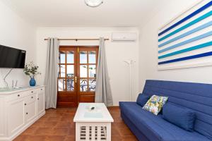 un salon avec un canapé bleu et une télévision dans l'établissement Playa Blanca Sunlight Apartment BY PVL, à Playa Blanca