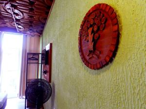 um relógio ao lado de uma parede com uma ventoinha em Atlantic Hospedagem em São Sebastião