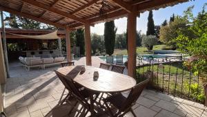 Bazén v ubytování Maison privée style provençal nebo v jeho okolí