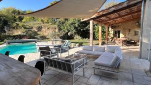 Bazén v ubytování Maison privée style provençal nebo v jeho okolí
