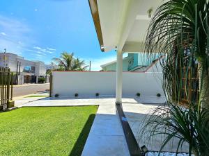 eine Veranda eines Hauses mit einem Rasenplatz in der Unterkunft Linda Edícula com Churrasqueira em casa de Familia in Foz do Iguaçu