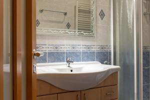uma casa de banho com um lavatório e um espelho em Prague Duplex 2BR Apart w. AC in New Town em Praga
