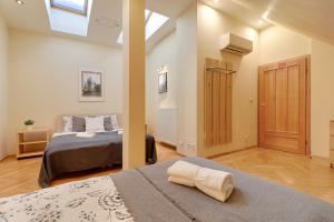 um quarto com 2 camas e uma clarabóia em Prague Duplex 2BR Apart w. AC in New Town em Praga