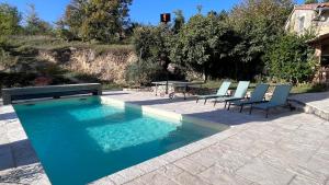 Bazén v ubytování Maison privée style provençal nebo v jeho okolí