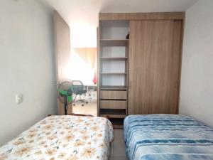 a bedroom with a bed and a closet at Hermoso Apartamento Estancia Tranquila por dias, semanas o meses in Jamundí