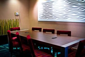 uma sala de conferências com uma mesa de madeira e cadeiras em SpringHill Suites Sarasota Bradenton em Sarasota