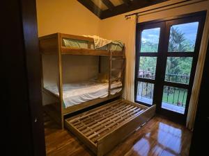 Habitación con literas en una habitación con ventana en Pavones Beach Resort, en Pavones