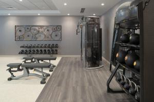 een fitnessruimte met veel fitnessapparatuur bij TownePlace Suites by Marriott Framingham in Framingham