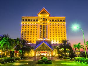 Un gran edificio amarillo con luces en la parte superior. en Don Chan Palace Hotel & Convention, en Vientiane