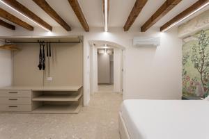 1 dormitorio con 1 cama y vestidor en Moscova Luxury B&B en Milán