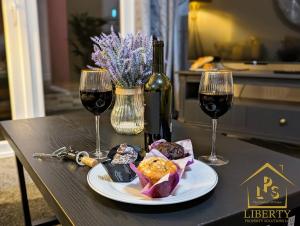 uma mesa com um prato de comida e dois copos de vinho em 6 Guests * 4 Bedroom * Free Wi-Fi *Huntingdon em Huntingdon