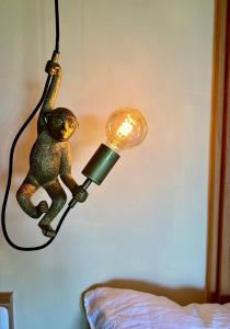 ein Licht mit einem Affen an der Wand in der Unterkunft Calamocha Lodge in Playa Santa Teresa