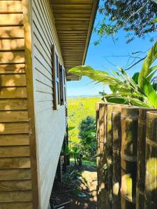 eine Tür zu einem Gebäude mit Bergblick in der Unterkunft Calamocha Lodge in Playa Santa Teresa