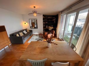 a living room with a table and a couch at Appartement T3 Cosy Tête d'Or in Villeurbanne