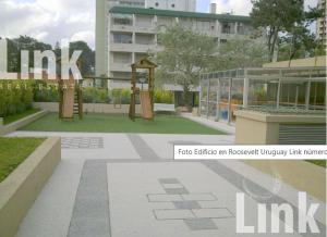 een park met een tuinhuisje voor een gebouw bij Departamento super luminoso in Punta del Este
