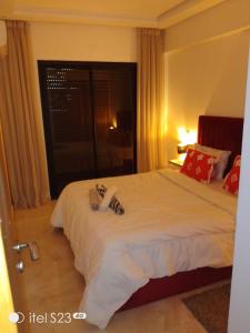 1 dormitorio con 1 cama con 2 almohadas en Amine sabiri, en Marrakech