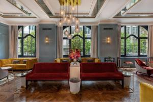 a lobby with couches and chairs and windows at LUME Boutique Hotel, Autograph Collection in Frankfurt/Main