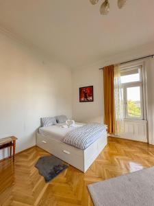una camera con un letto in una stanza con una finestra di Saffron Apartment-Panoramic Balcony a Budapest