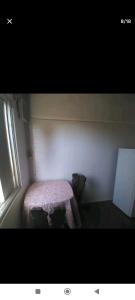 een kleine kamer met een tafel en een raam bij Carmelo in Carmelo
