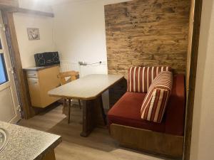 ein Wohnzimmer mit einem Stuhl und einem Tisch in der Unterkunft Klein, fein und dein - Stofbauer in Tressdorf