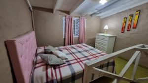 ein kleines Schlafzimmer mit einem Bett und einer Kommode in der Unterkunft La Serena in Mar de Ajó