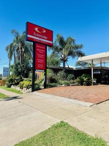 a red sign in front of a building at Econo Lodge Gateway Tamworth in Tamworth