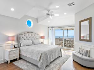 Fotografie z fotogalerie ubytování Beautifully Renovated Ocean Front Home In Harvey Cedars v destinaci Harvey Cedars