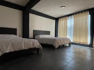 Ένα ή περισσότερα κρεβάτια σε δωμάτιο στο DPJ HOTEL