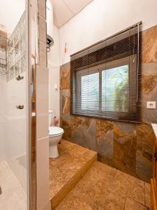 アルモドバル・デル・リオにあるCasa Cruzのバスルーム(トイレ付)、窓が備わります。
