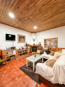 a living room with a couch and a table at Casa Cruz in Almodóvar del Río