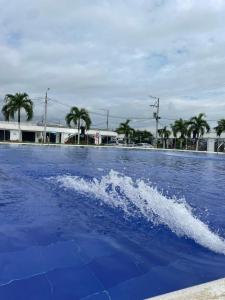 Bazén v ubytování CASA EN FLANDES A 10 MIN DE GIRARDOT nebo v jeho okolí