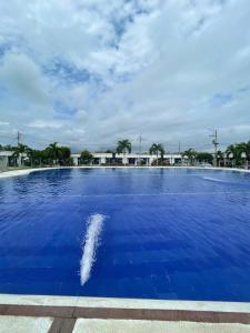 a large pool of blue water with buildings in the background at CASA EN FLANDES A 10 MIN DE GIRARDOT in Flandes