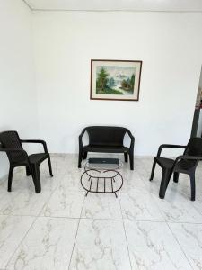 a living room with three chairs and a coffee table at CASA EN FLANDES A 10 MIN DE GIRARDOT in Flandes