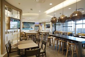 a restaurant with tables and chairs and a bar at SpringHill Suites by Marriott Somerset Franklin Township in Somerset