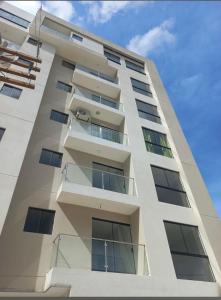 un edificio de apartamentos con balcones frente a un cielo azul en DEPARTAMENTO A ESTRENAR EN CONDOMINIO NUEVO 2023 zona norte cerca UCEBOL, en Santa Cruz de la Sierra