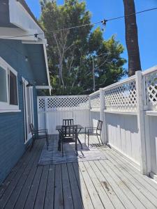 un patio con 2 sillas y una mesa en una terraza en Entire home in Historic Long Beach close to shops en Long Beach