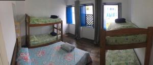 Ein Etagenbett oder Etagenbetten in einem Zimmer der Unterkunft Hostel do Coreto