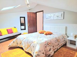 サンタナにあるDiscovery Apartmentのベッドルーム1室(オレンジ色の枕が付いたベッド1台付)