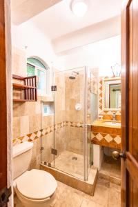 un bagno con doccia, WC e lavandino di Villas Xaguar by PlayaSky a Playa del Carmen